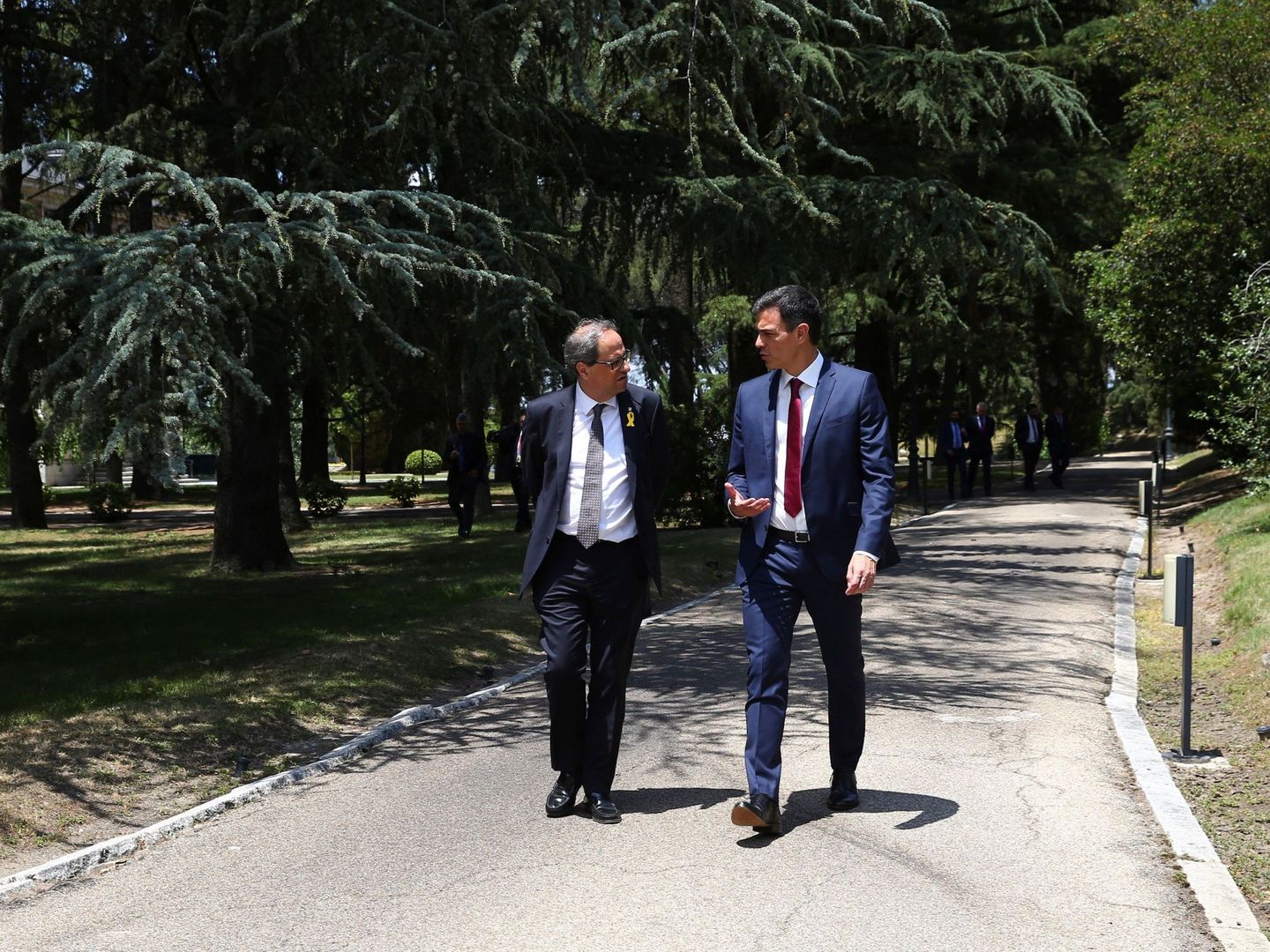 Pedro Sánchez y Quim Torra pasean por los jardines de la Moncloa. (EFE)