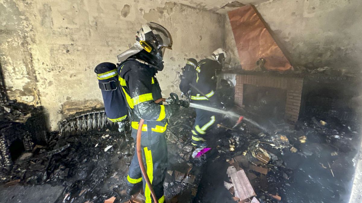 Trasladan al hospital a una mujer por inhalación de humo tras arder un armario de su casa en Curtis (A Coruña)