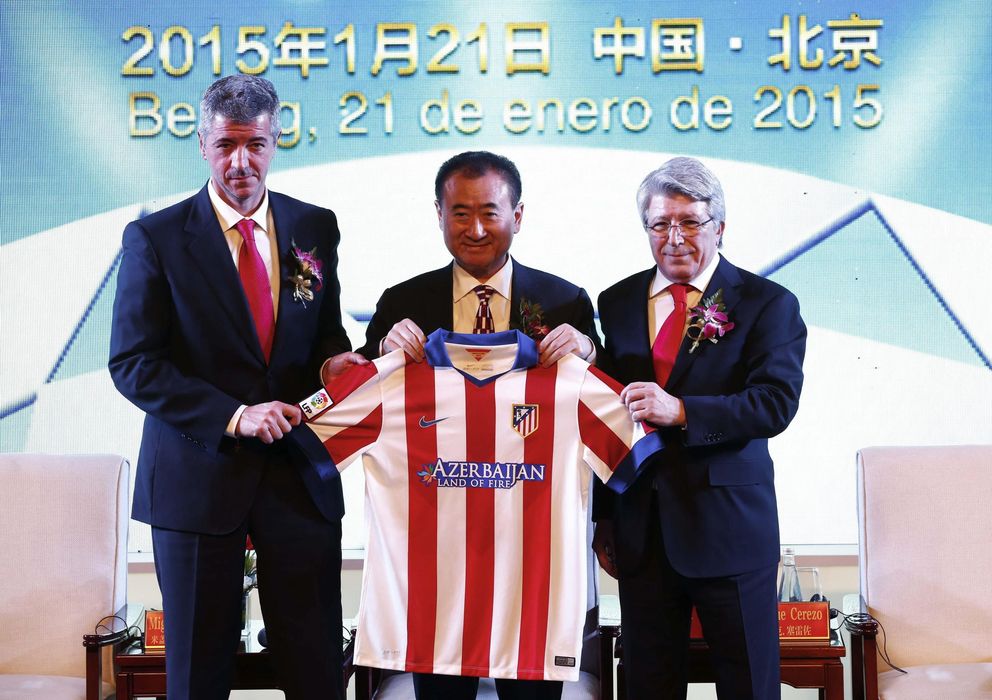 Foto: El Atlético es campeon de Liga... y de deuda; en la imagen, Wang Jianlin, nuevo accionista del club, junto a Miguel Ángel Gil y Enrique Cerezo (EFE)