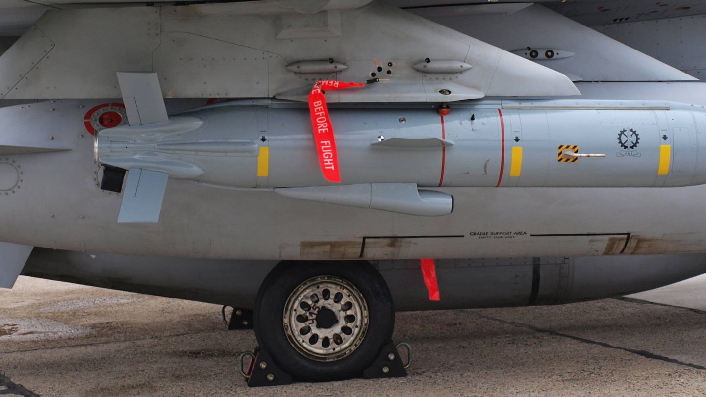 Misil Delilah cargado en un F-16 Sufa. (KGyST)
