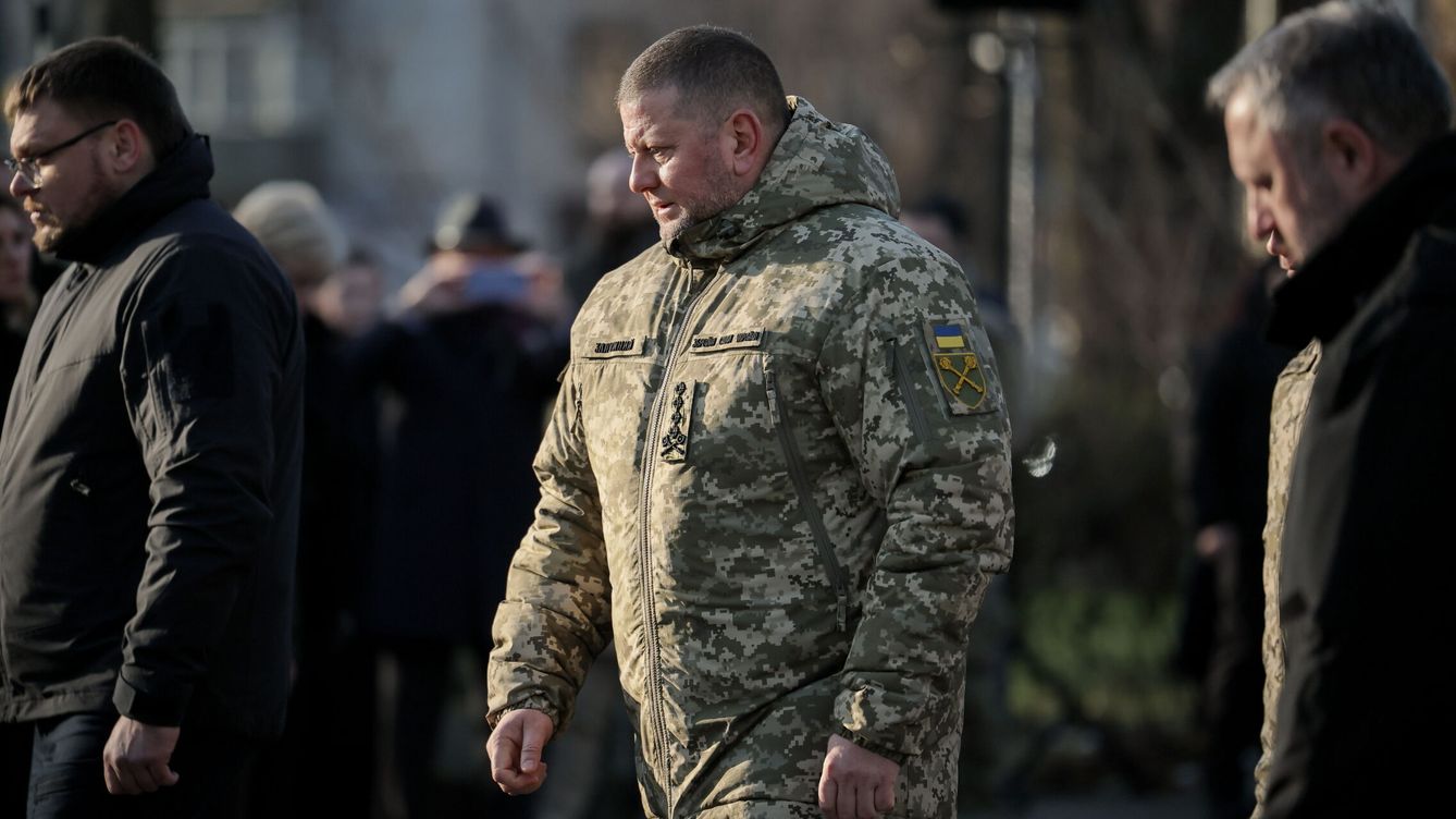 Foto: Valerii Zaluzhny (C), comandante general de las fuerzas armadas ucranianas. (EFE/Oleg Petrasyuk)