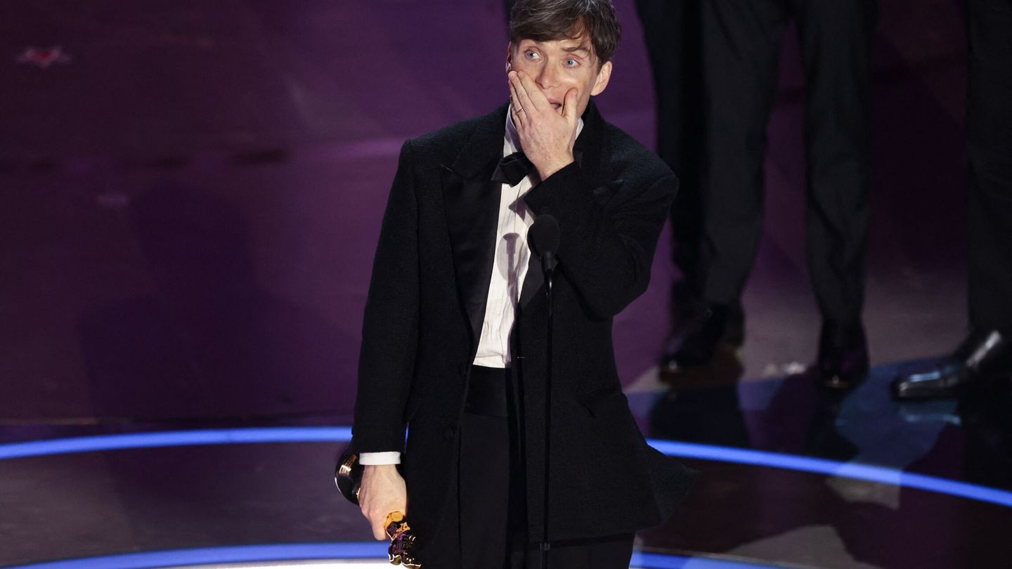 Cillian Murphy al recoger su Oscar por mejor actor protagonista. (Reuters)