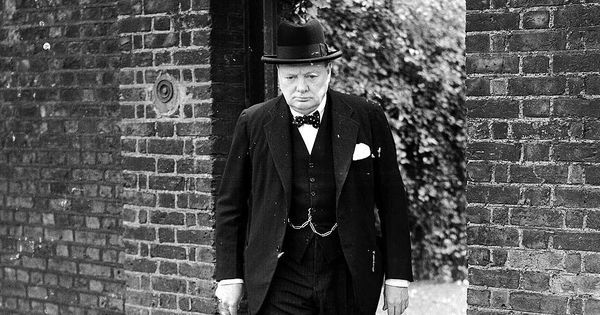 Foto: Churchill sale de una reunión del gabinete británico en mayo de 1940.