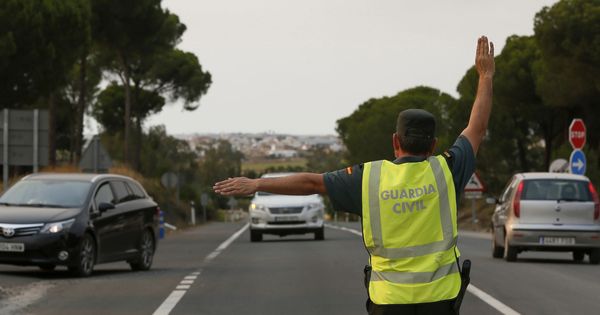 Foto: Un guardia civil desvía el tráfico en Almonte (Huelva). (EFE)