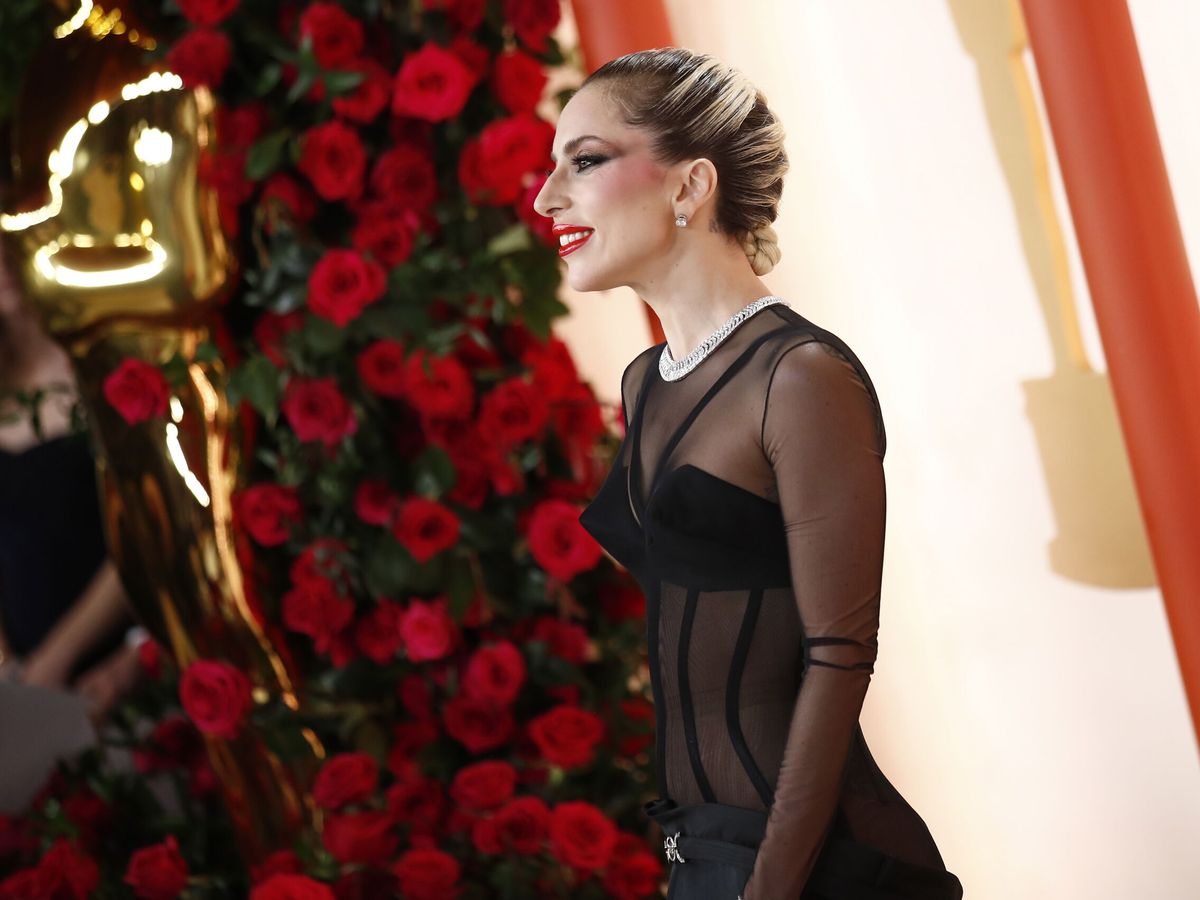Foto: Lady Gaga posa en la alfombra roja de los Premios Oscar 2023. (EFE)