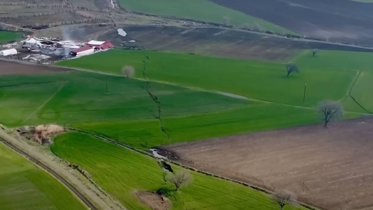 Un dron sobrevuela la kilométrica grieta que se ha abierto en Turquía tras el terremoto