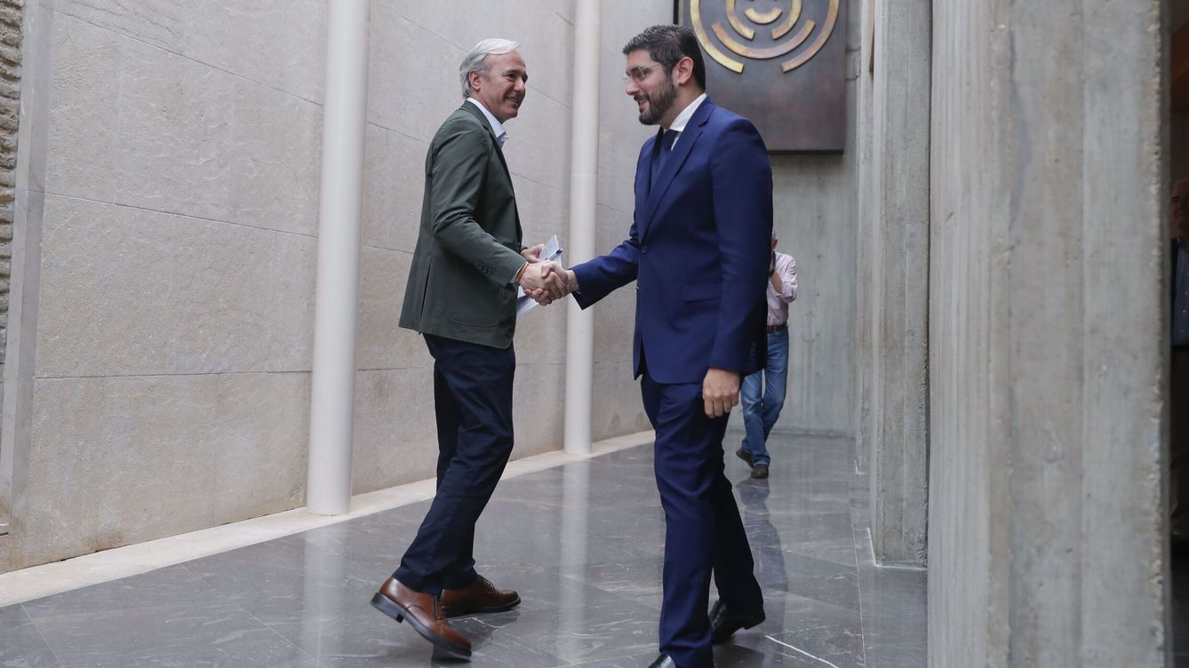 Foto: El candidato Vox al Gobierno de Aragón Alejandro Nolasco estrecha la mano del candidato del PP tras sus reuniones para la negociación. (EFE/Javier Cebollada)