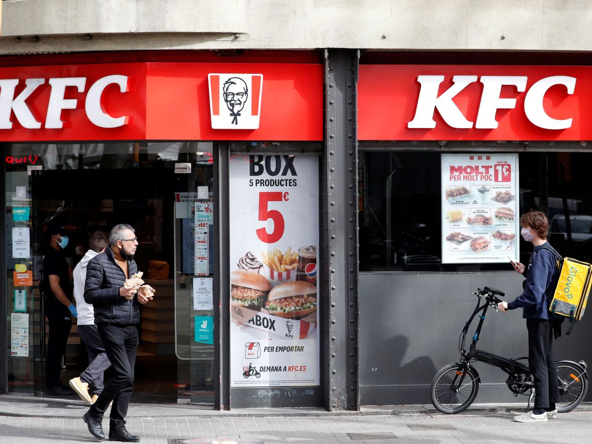 Foto: Un 'rider' a la espera de un KFC en Barcelona (Reuters)