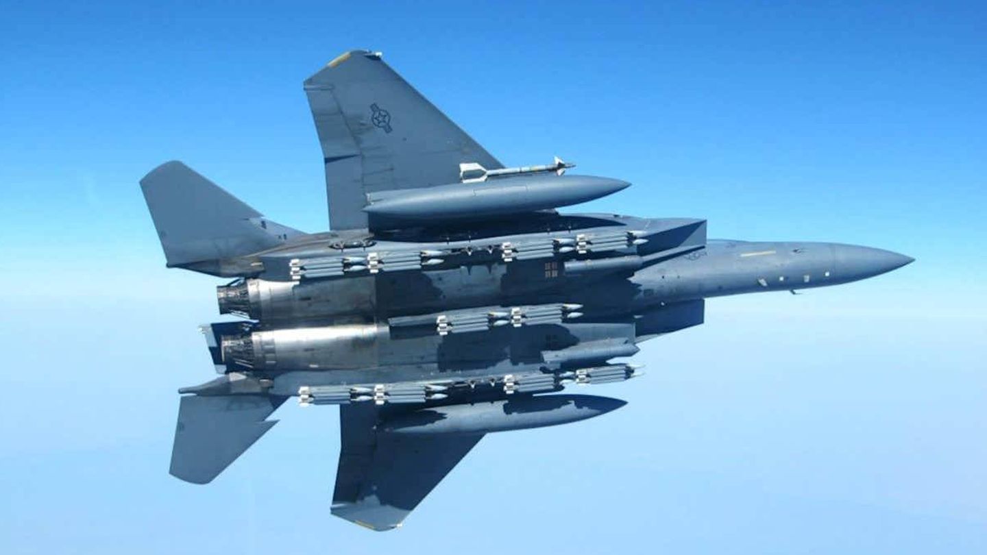 Un F-15E Strike Eagle con una carga de 20 GBU-39B Small Diameter Bomb. (USAF)