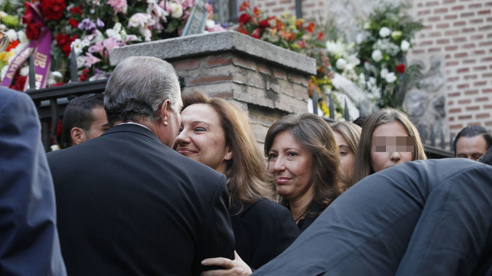 Foto: Cristina y Marta, hijas de Isidoro Álvarez, durante el funeral por su padre. (E. Villarino)