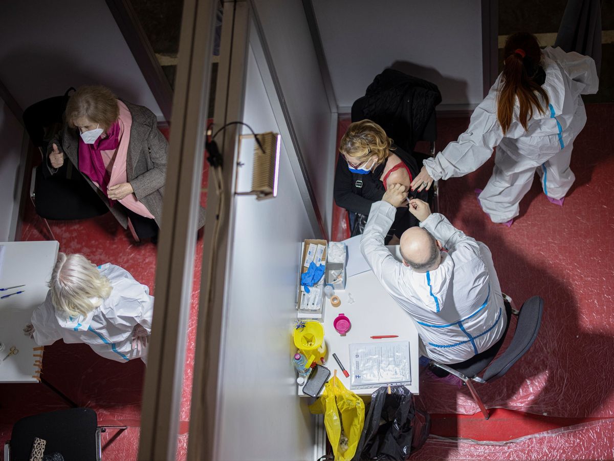 Foto: Una mujer se vacuna con una dosis de Sinopharm en Belgrado. (Reuters)