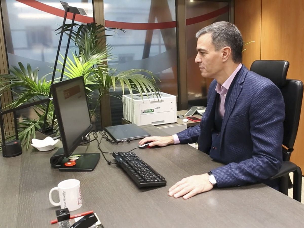 Foto: Pedro Sánchez, en su despacho en Ferraz. (EFE/PSOE)