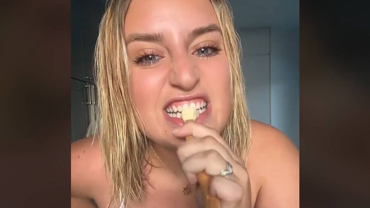 Una española que vive en EEUU prueba el cepillo de dientes "más antiguo del mundo"