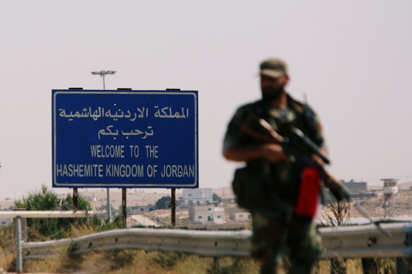 Un soldado gubernamental sirio en el cruce de Nasib, en la frontera con Jordania, el 7 de julio de 2018. (Reuters)