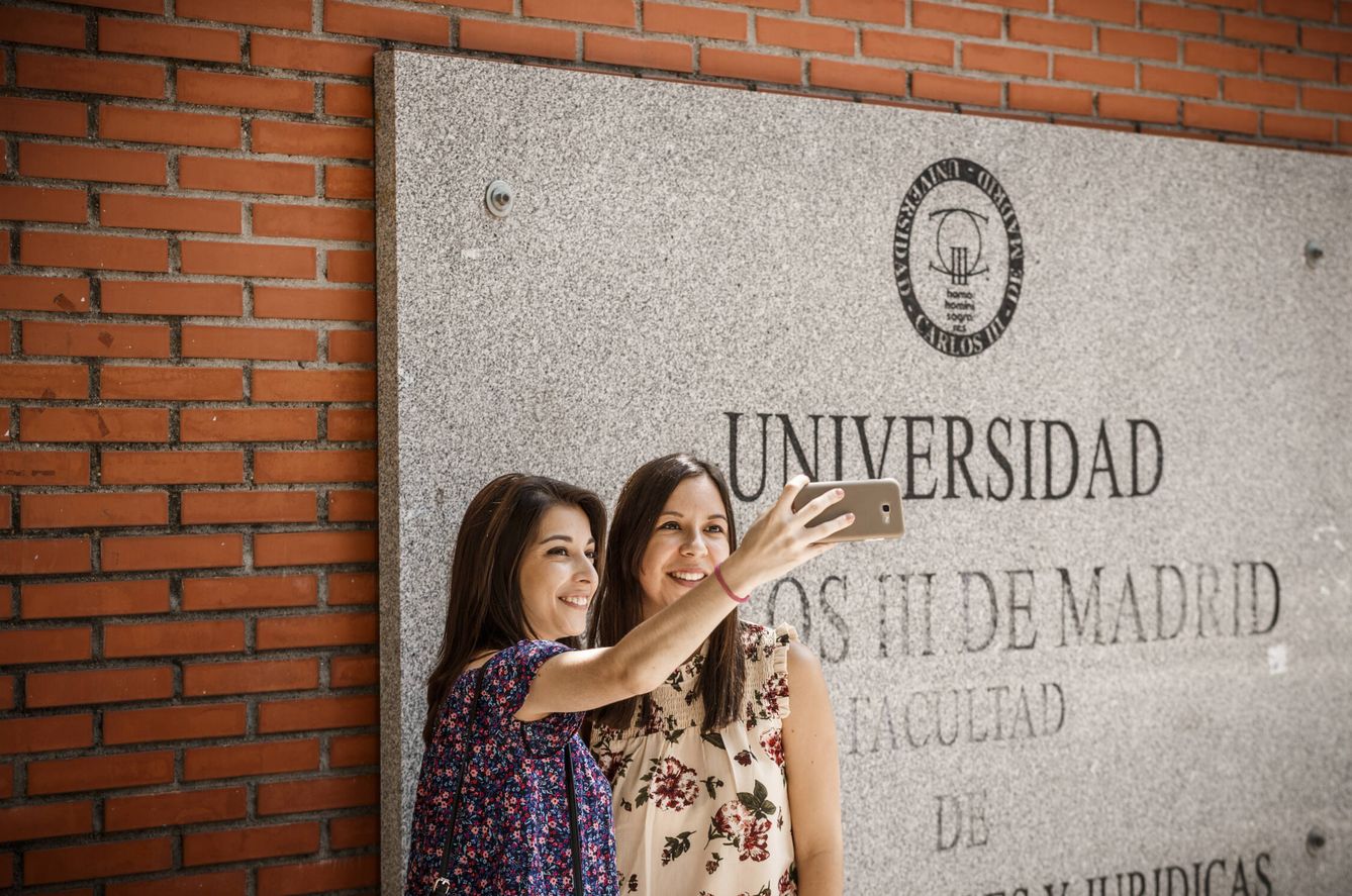 Dos alumnas en la Universidad Carlos III de Madrid. 