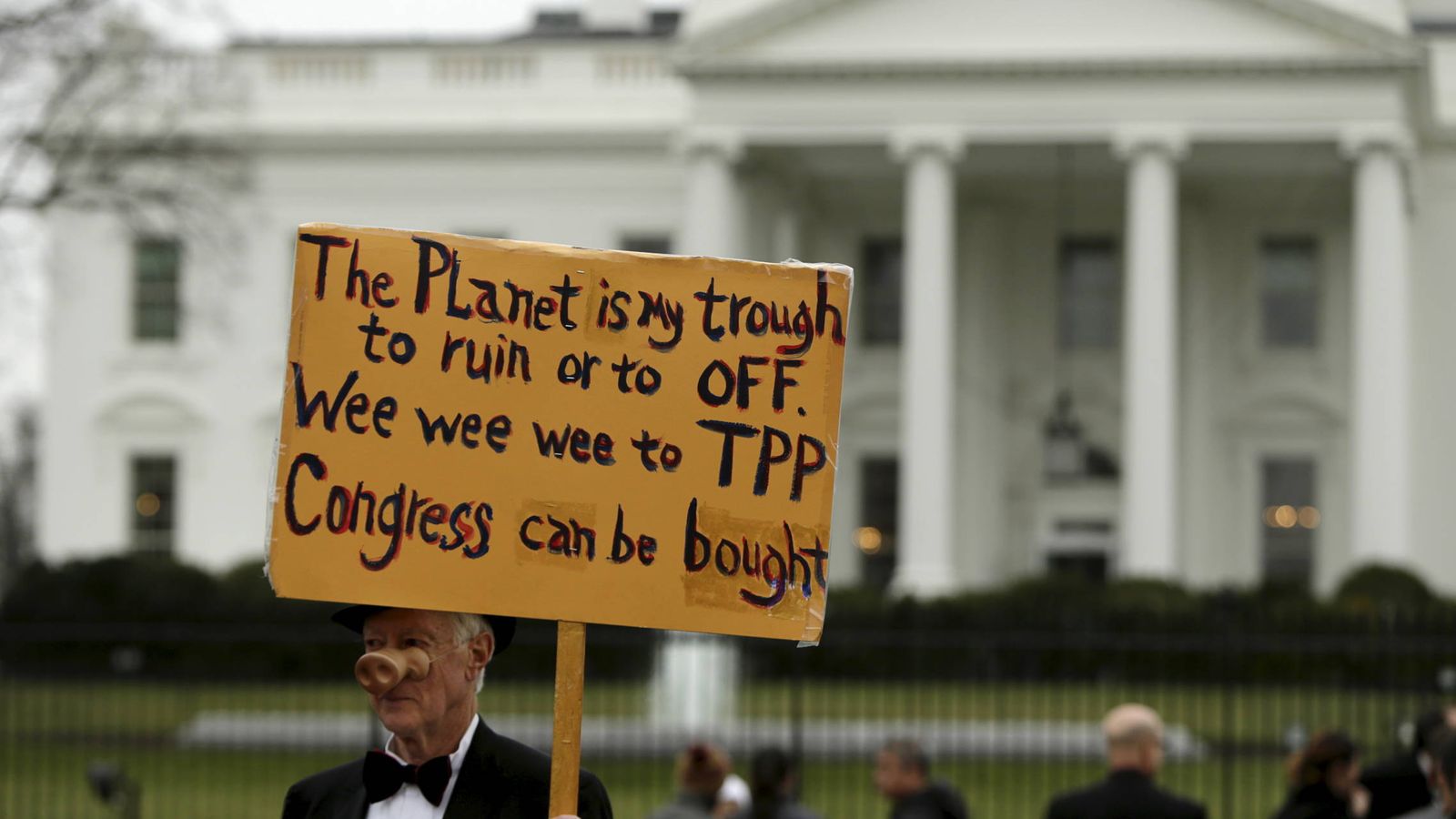 Foto: Un opositor al TPP se manifiesta contra el acuerdo ante la Casa Blanca, en Washington, el 3 de febrero de 2016 (Reuters). 