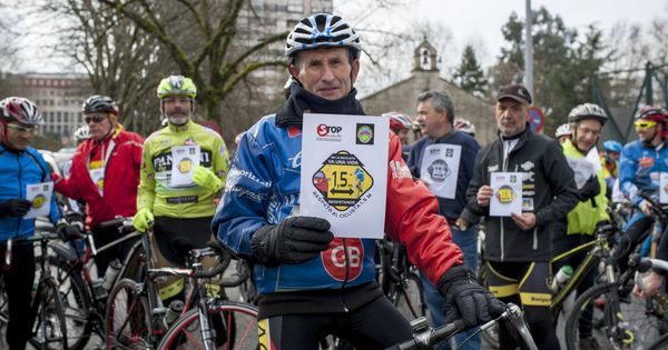 Foto: Un cicloturista homenajea a un ciclista fallecido durante un adelantamiento en Galicia en 2016. (EFE)
