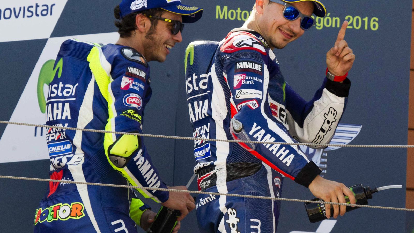 Foto: Jorge Lorenzo y Valentino Rossi en el podio del Gran Premio de Motorland Aragón (EFE) 