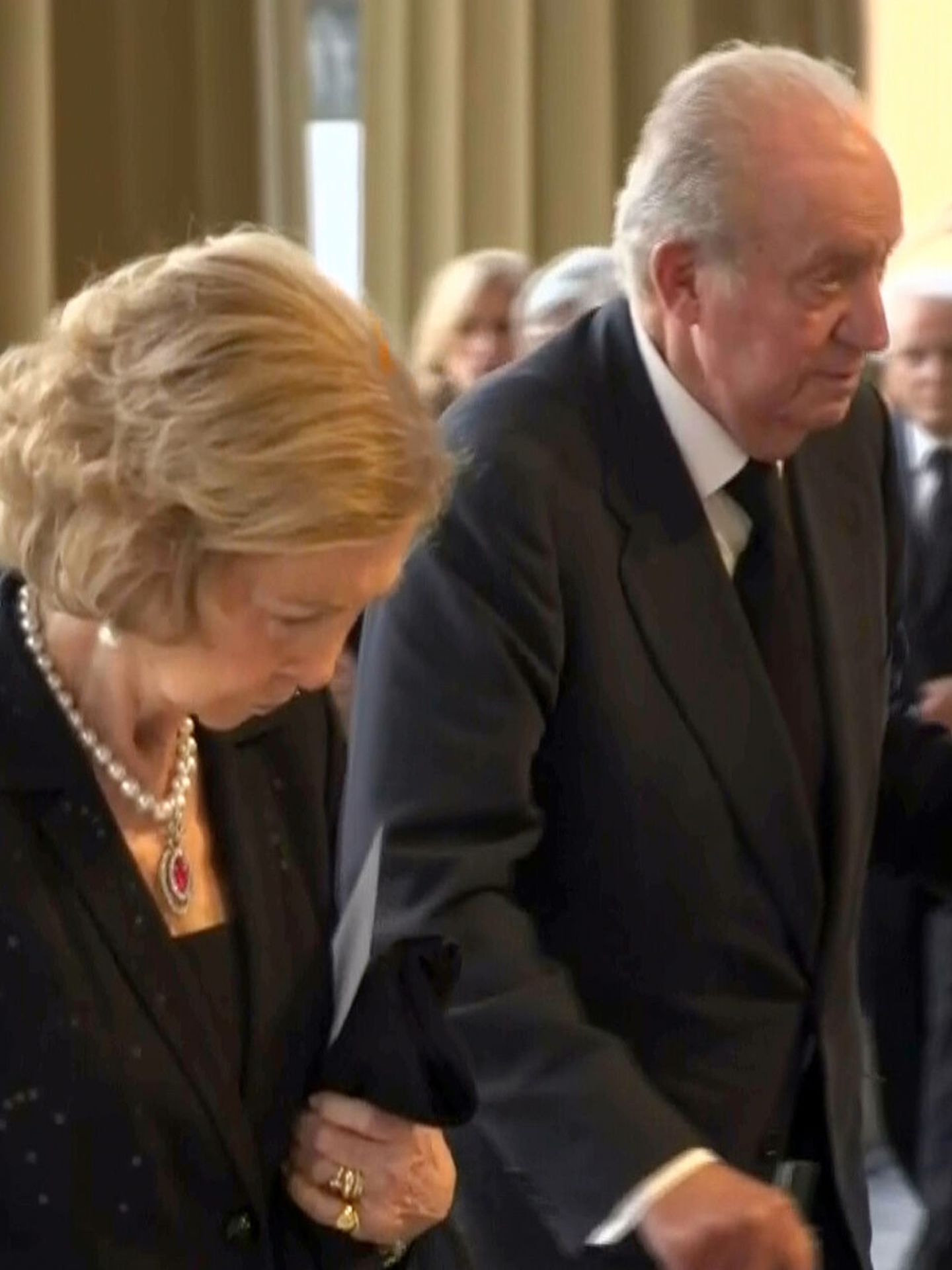 Captura de vídeo que muestra a los reyes eméritos, Juan Carlos y Sofía, a su llegada al funeral de Estado de Isabel II en la Abadía de Westmisnter, en Londres. (EFE/RTVE)