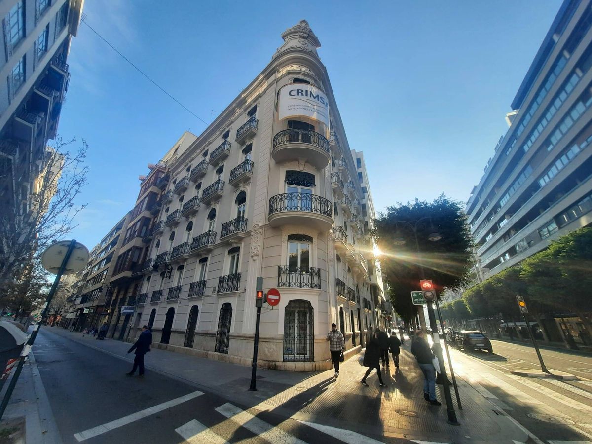 Foto: Un edificio de la calle Colón, de Valencia, que la Generalitat podría poner en el mercado. 