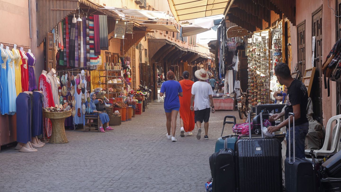 Vista de una calle comercial en Marrakech (EFE)