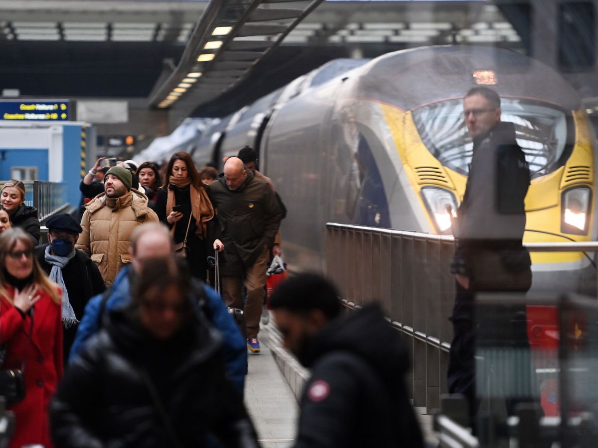 Foto: Viajeros desembarcan de un tren Eurostar en la terminal de Eurostar de la estación internacional de St. Pancras, en Londres. (EFE/Andy Rain)