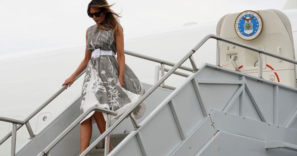 Foto: Melania Trump en una imagen de archivo bajando del avión oficial (Reuters)