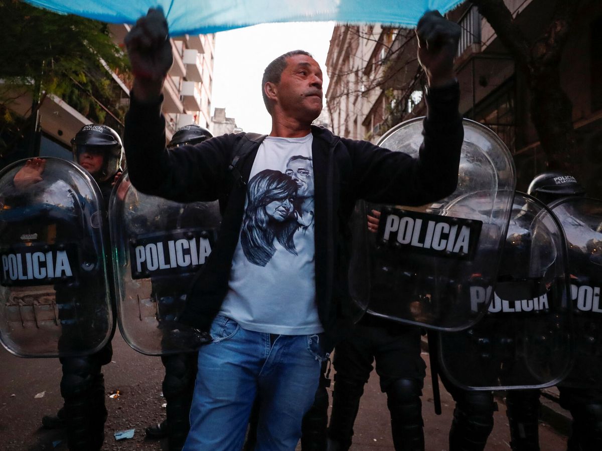 Foto: Manifestantes y policías en Buenos Aires (Argentina). (Reuters/Agustin Marcarian)