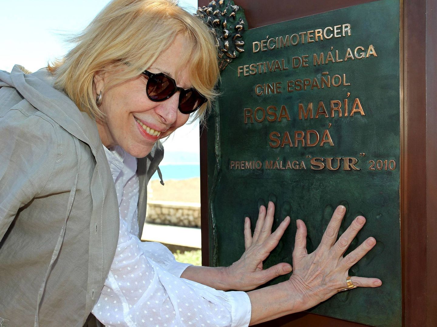 Rosa Maria Sardà, ante un monolito en su honor. (EFE)