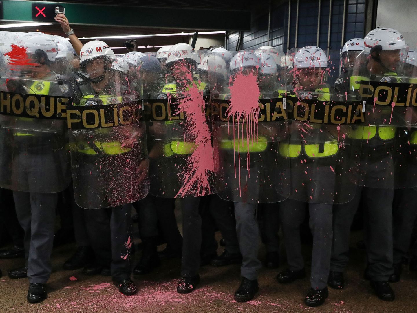 Policías anti disturbios en Río de Janeiro. (Reuters)