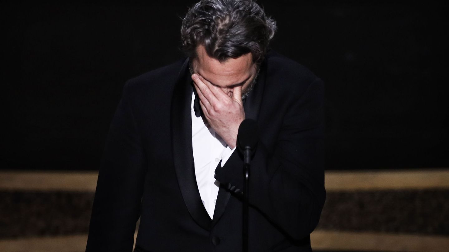 Joaquin Phoenix recoge el Oscar y tiene un recuerdo para su hermano. (EFE)