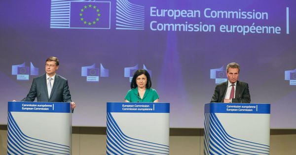 Foto: De izquierda a derecha, Valdis Dombrovskis, Vera Jourova y Günther Oettinger. (Reuters)