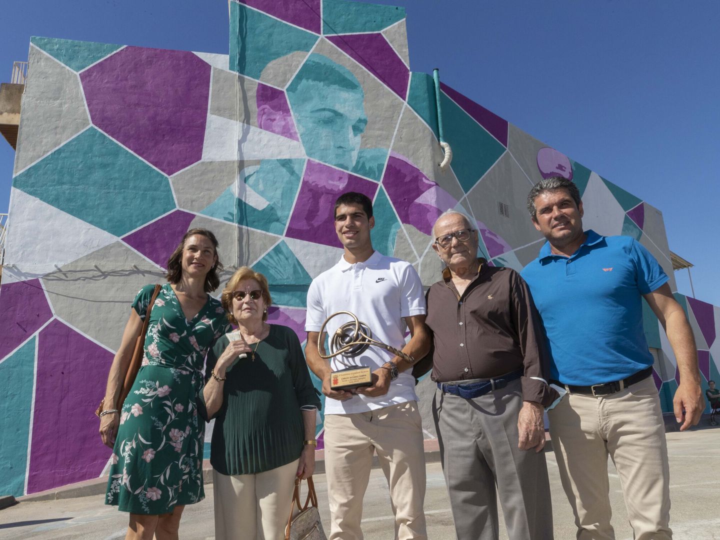 Carlos Alcaraz, inaugurando un grafiti en El Palmar con su familia. (EFE)