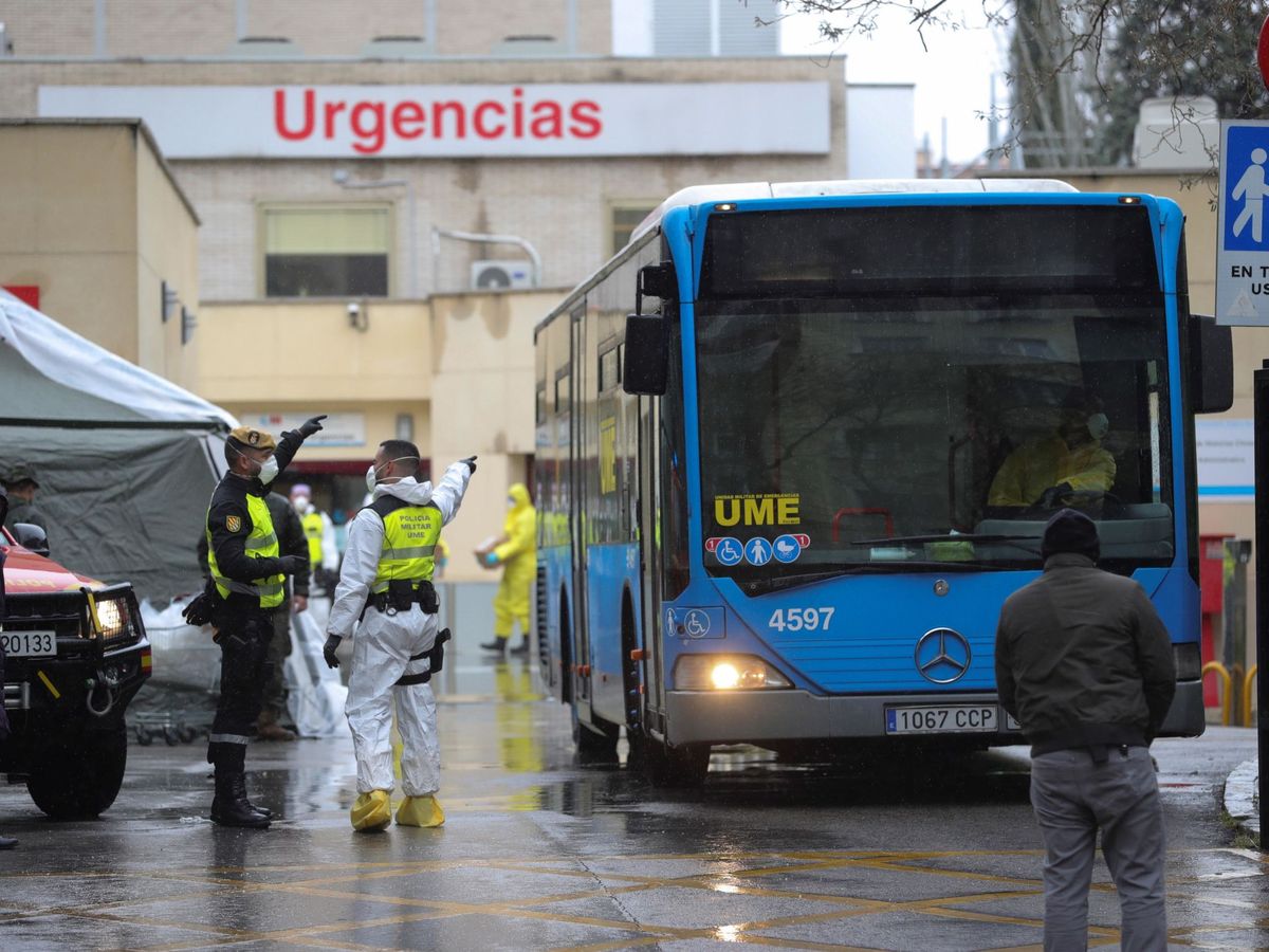 Foto: Un autobús al servicio de la Unidad Militar de Emergencias maniobra en el acceso al Hospital Gregorio Marañón. (EFE)