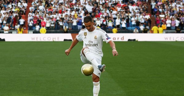 Foto: Hazard se vistió con la equipación del Real Madrid y dio unos toques ante 50.000 aficionados. (Reuters)