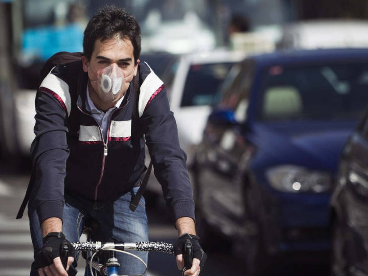 Foto: Un ciclista recorre la ciudad con una máscara anticontaminación. Foto: EFE