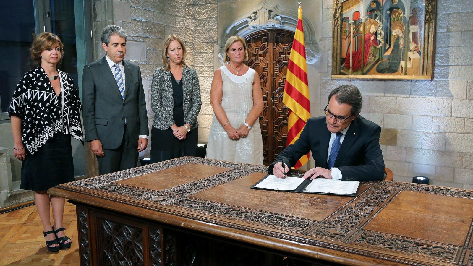 Foto: Artur Mas (d), durante el acto de firma del decreto de disolución del Parlamento de Catalunya. (EFE)