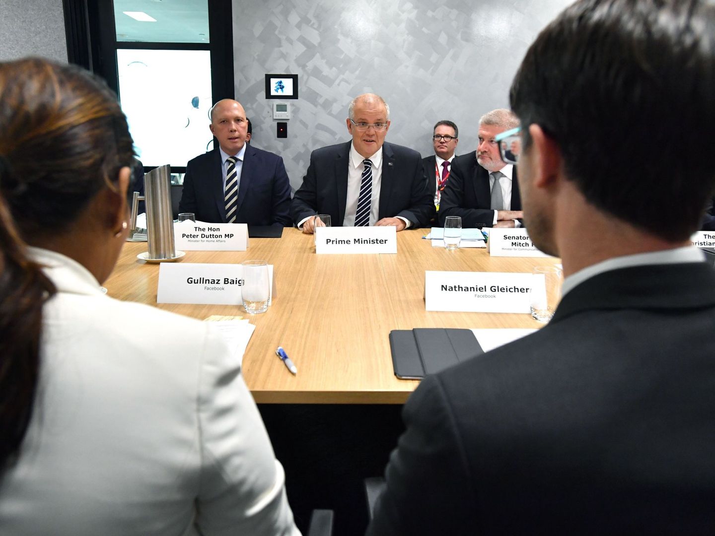 El ministro australiano de Interior, Peter Dutton (2 izq) y el primer ministro australiano, Scott Morrison (c), conversan con altos ejecutivos de Facebook. (EFE)