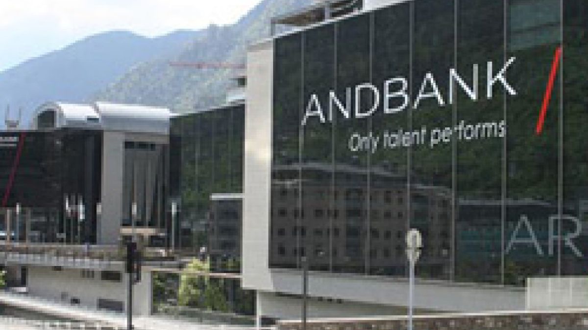 Fitch mantiene el ratig de Andbank en A- y mejora la perspectiva a estable