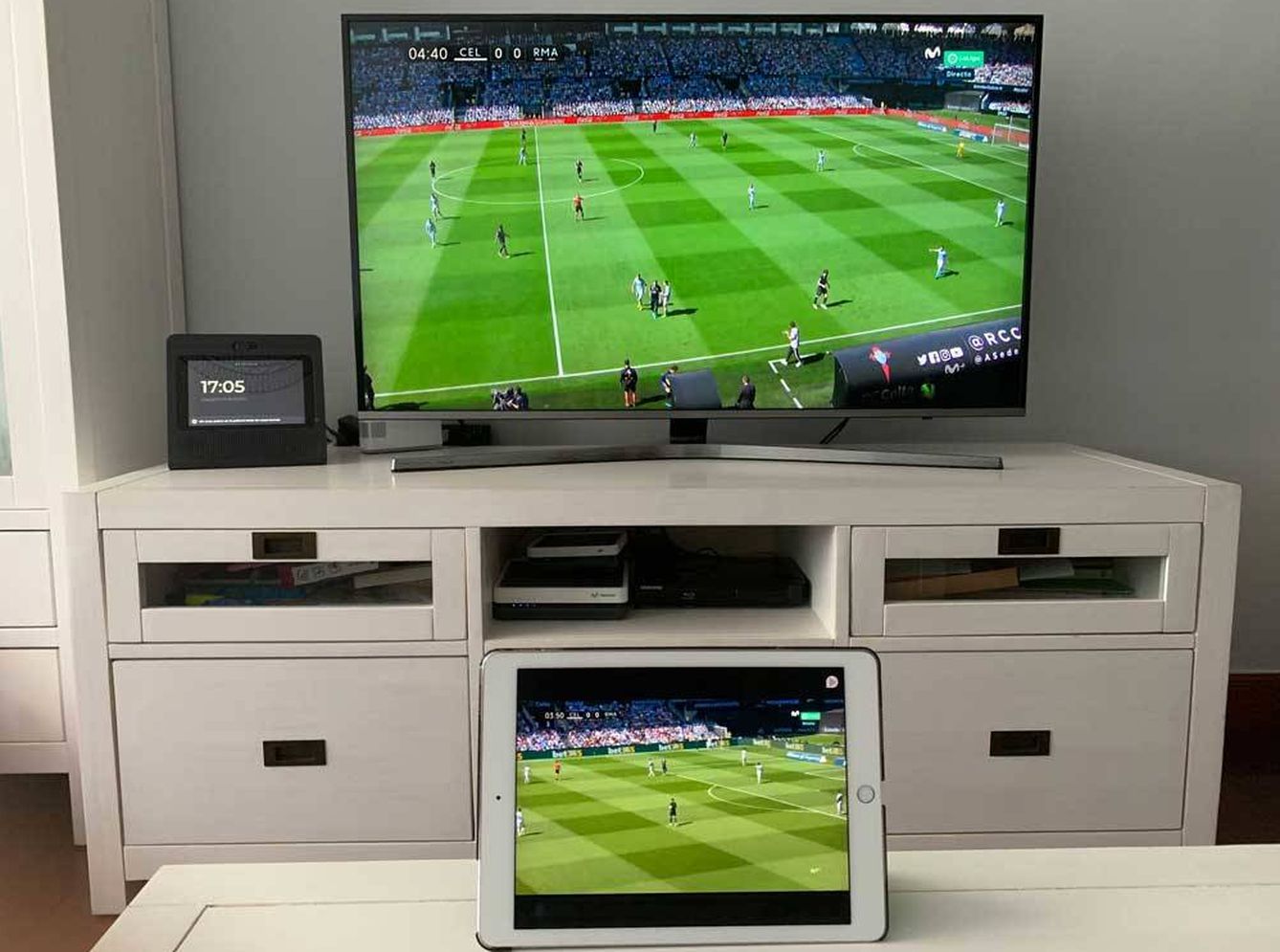 MiTele Plus en funcionamiento (en el iPad) para ver el último partido de Liga entre el Celta de Vigo y el Real Madrid. En el televisor, el mismo partido servido por Movistar+. (Foto. M. Cid)
