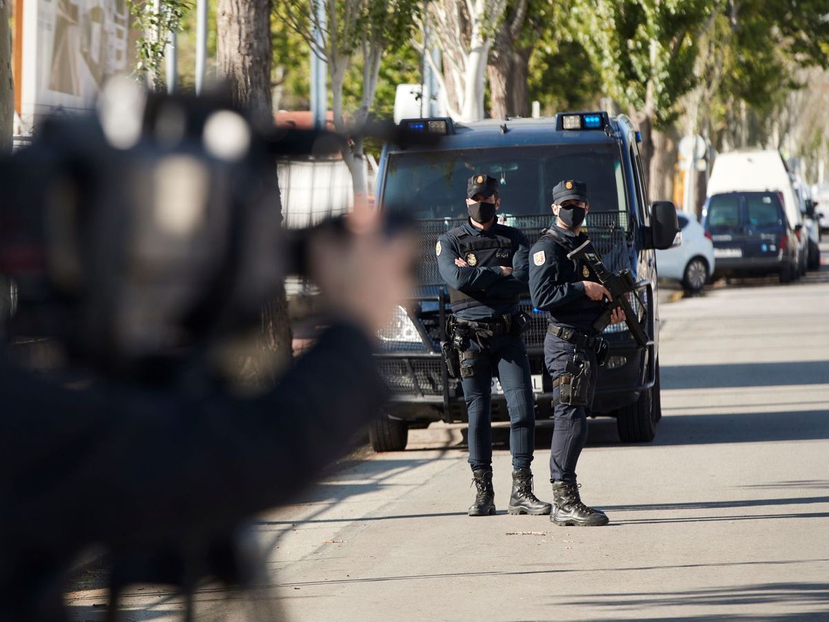 Foto: Inmediaciones de la comisaría de la Policía Nacional en la Zona Franca de Barcelona. (EFE/ Alejandro García)