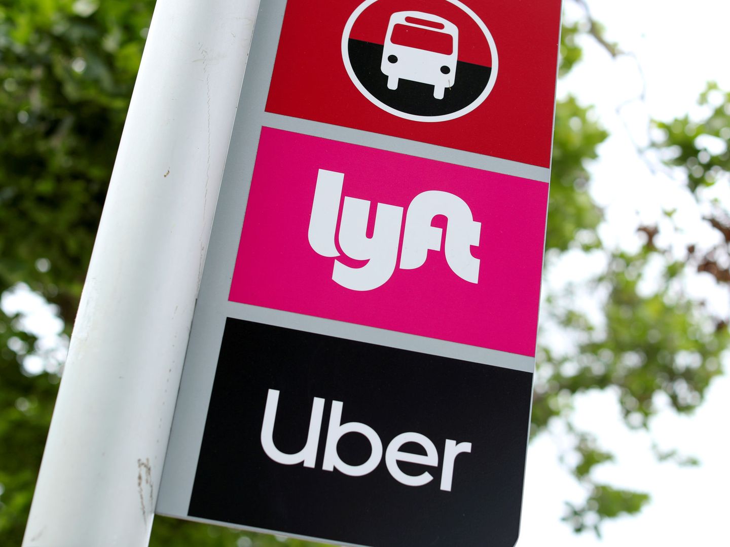 Parada de vehículos de Uber y Lyft. (Reuters)