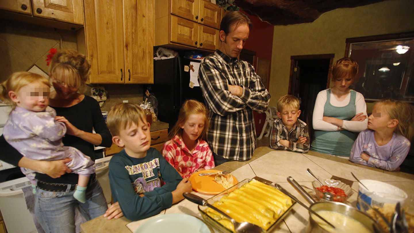Una familia polígama de Utah bendice la mesa antes de cenar. (Reuters)