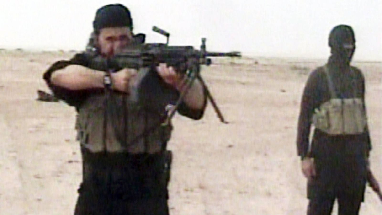 Foto: Captura de pantalla de un raro video en el que se ve a Abu Musab Al Zarqawi disparando una ametralladora. (Reuters)