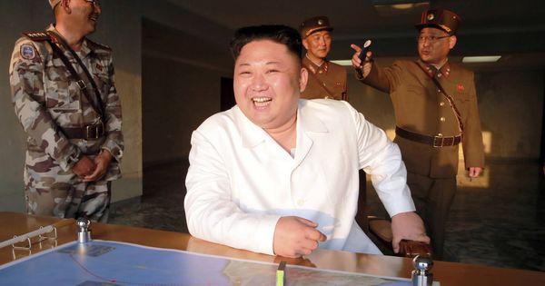 Foto: El líder norcoreano Kim Jong-un reacciona durante un ensayo balístico. (Reuters)