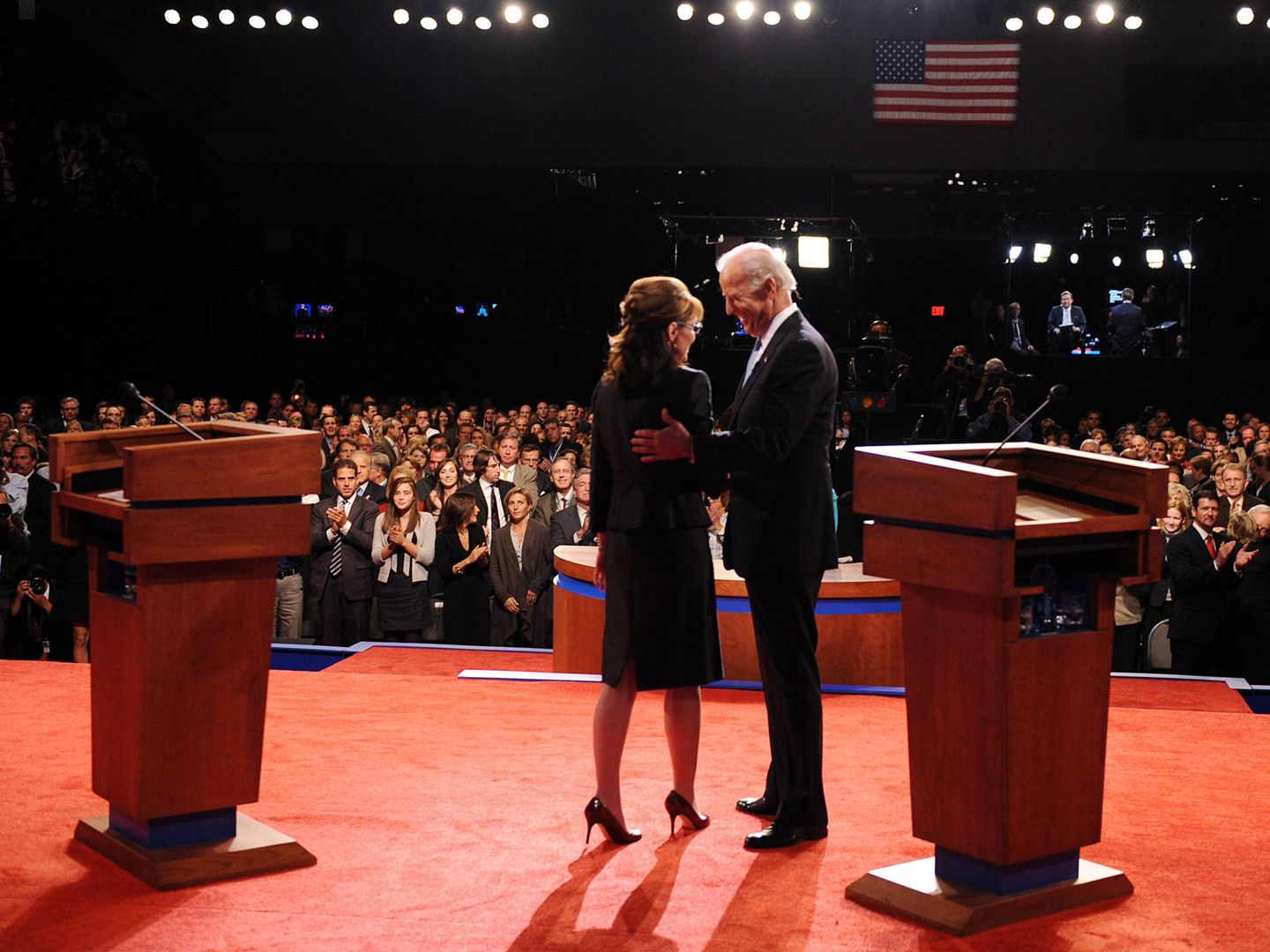 Biden y Palin, tras el tercer debate entre candidatos a la vicepresidencia en San Luis, Misuri. (Reuters)