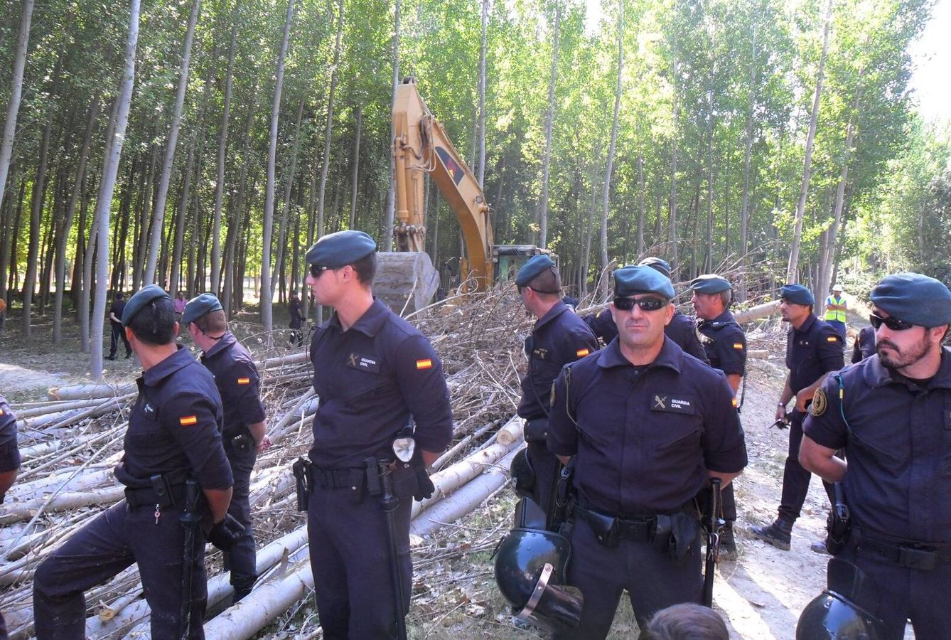 Imagen de archivo de policías custodiando las máquinas que trabajaban en el proyecto de trasvase del río Castril. (Plataforma por el río Castril)