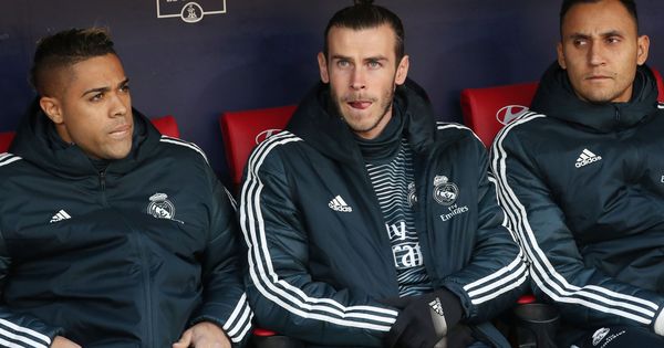 Foto: Gareth Bale en el banquillo con gesto serio junto a Mariano y Keylor Navas. (Efe)