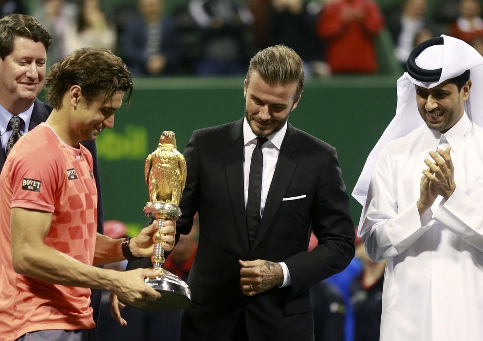 Foto: Beckham entrega a David Ferrer el trofeo de ganador del Torneo de Doha (Reuters)