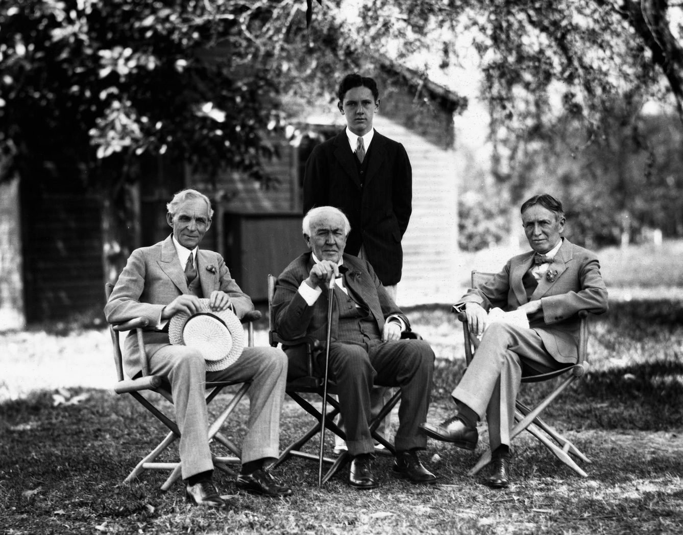 De izquierda a derecha y sentados,Henry Ford, Thomas Ddison y Harvey Firestone.